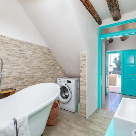 Lovely House Kristina With A Pool * 페로이