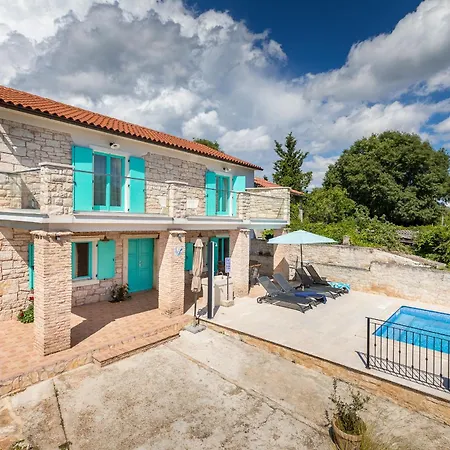 펜션 Lovely House Kristina With A Pool 페로이