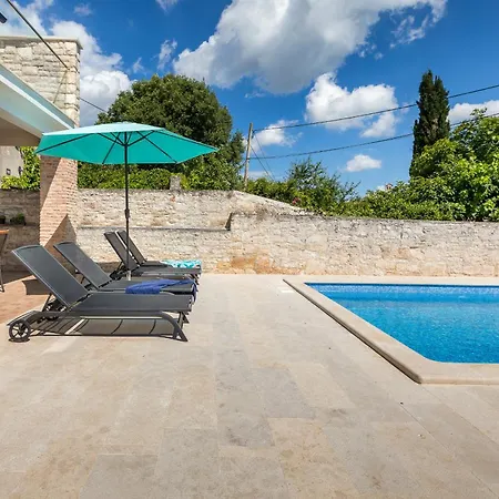 Dom wakacyjny Lovely House Kristina With A Pool Peroj