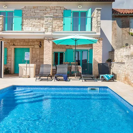 Lovely House Kristina With A Pool 페로이