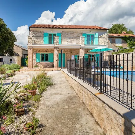 Lovely House Kristina With A Pool 펜션 페로이