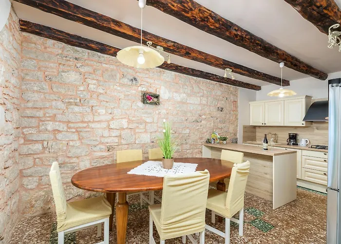 Lovely House Kristina With A Pool 펜션 페로이