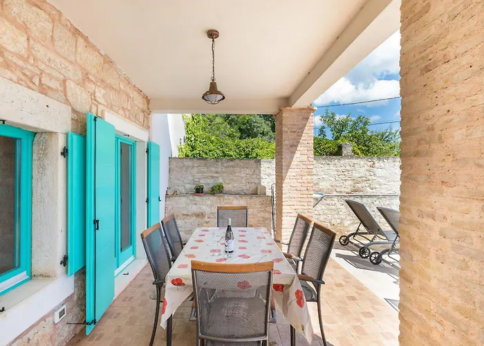 Lovely House Kristina With A Pool 펜션 페로이