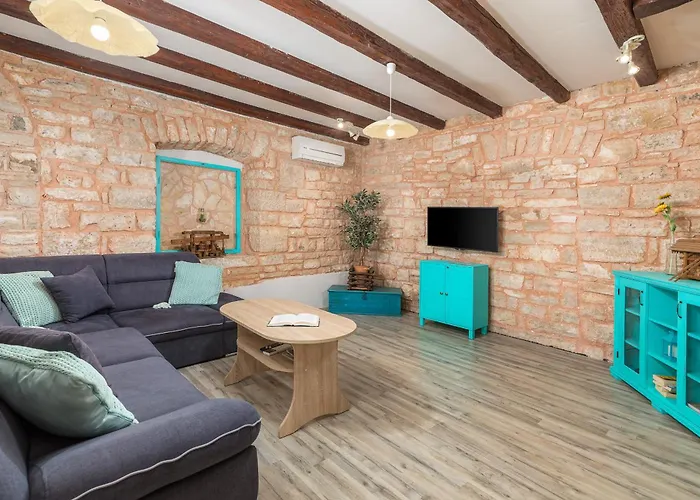 Lovely House Kristina With A Pool 페로이