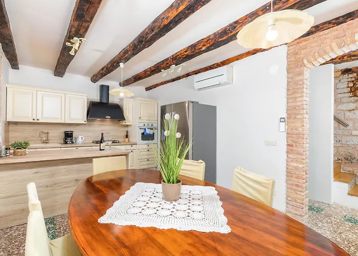 Lovely House Kristina With A Pool 펜션 페로이