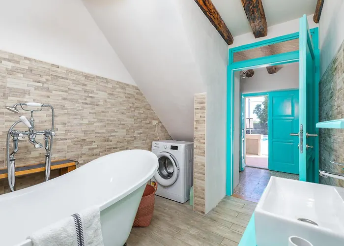 Lovely House Kristina With A Pool * 페로이