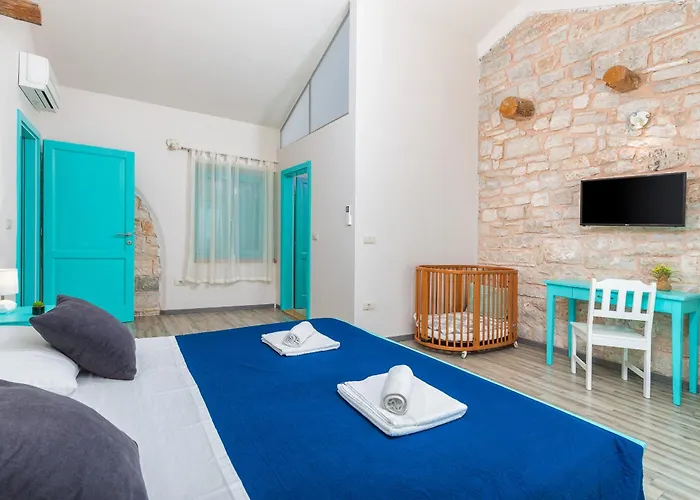 Lovely House Kristina With A Pool 페로이