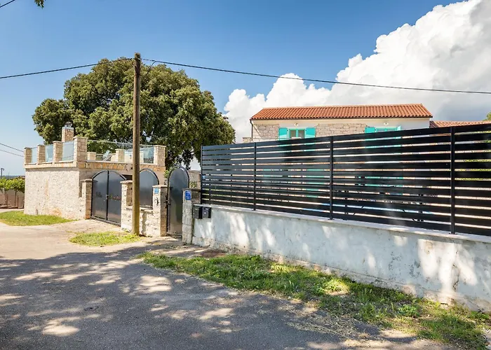 Lovely House Kristina With A Pool 펜션 페로이