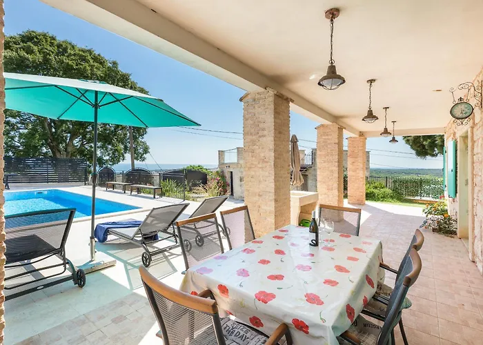 Lovely House Kristina With A Pool 페로이