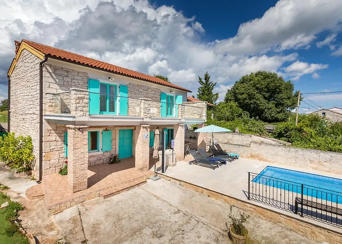 펜션 Lovely House Kristina With A Pool 페로이