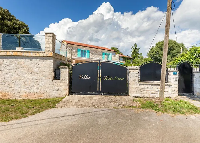 Lovely House Kristina With A Pool 페로이