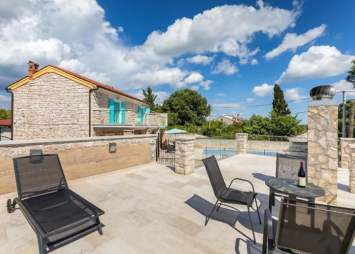 Lovely House Kristina With A Pool 페로이