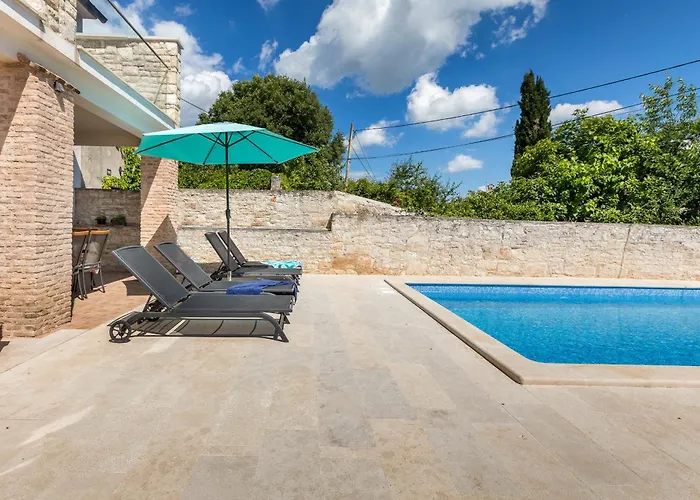 펜션 Lovely House Kristina With A Pool 페로이