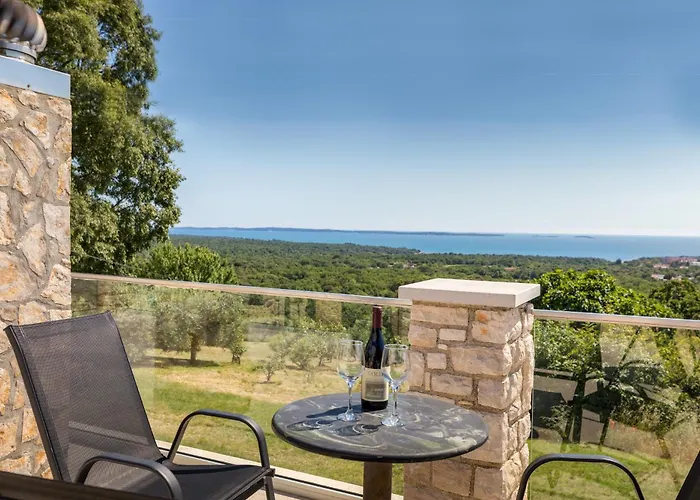 Lovely House Kristina With A Pool 펜션 페로이