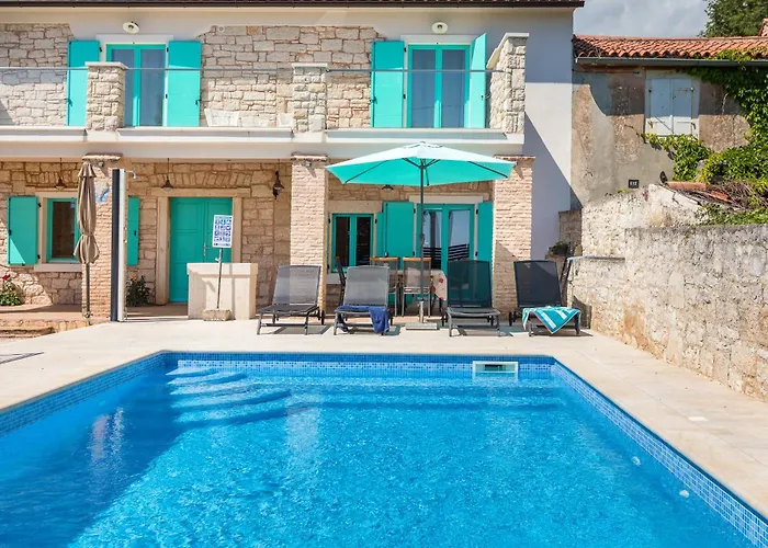 Lovely House Kristina With A Pool 페로이