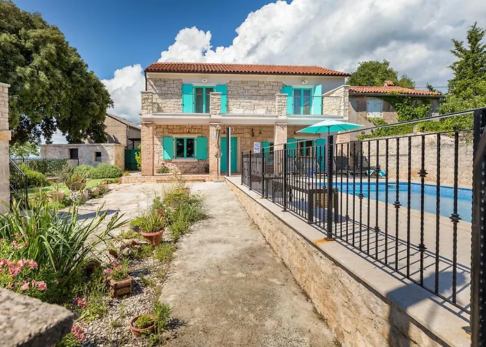 Lovely House Kristina With A Pool 펜션 페로이